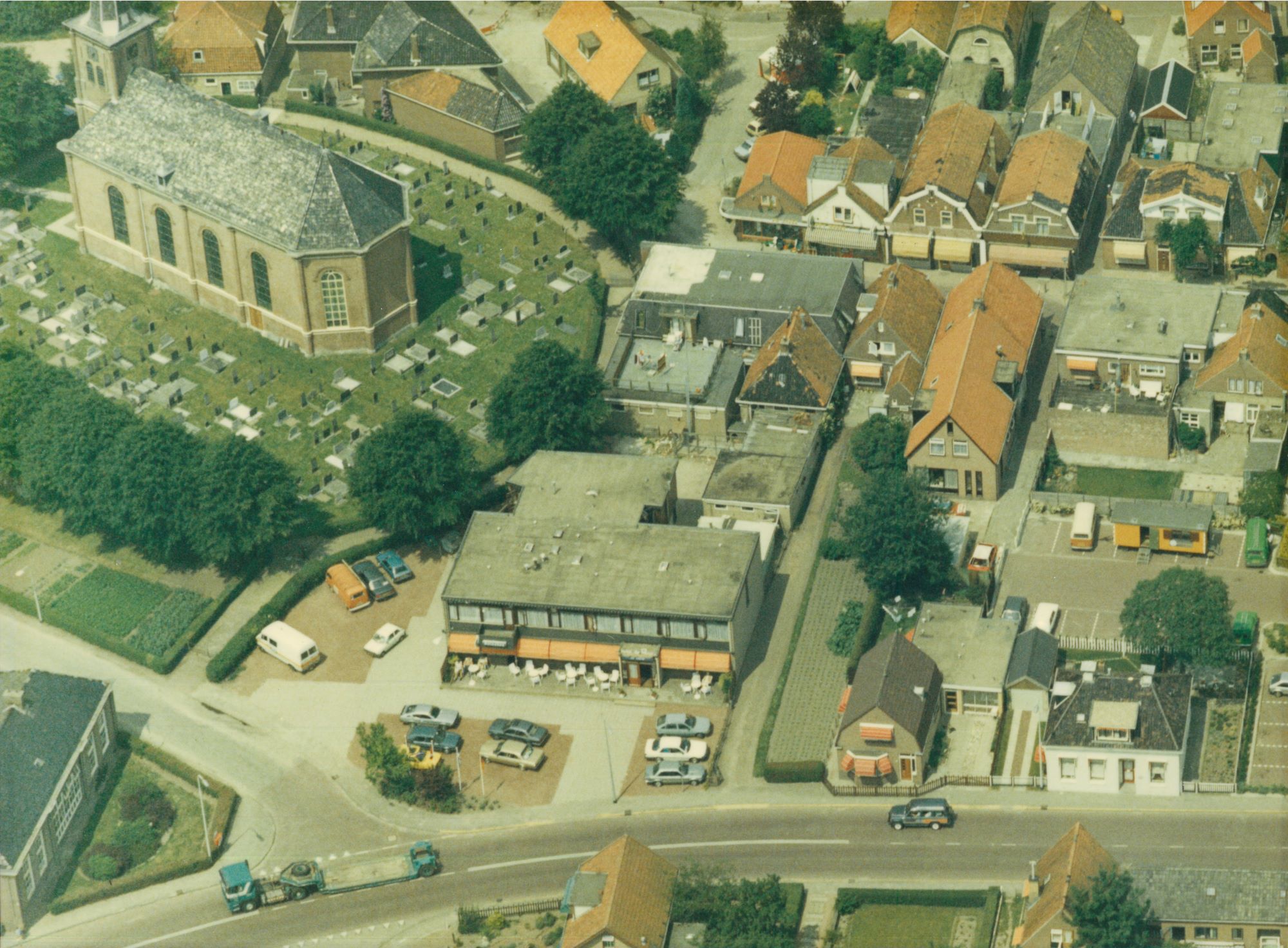 Luchtfoto omgeving kerk koudum omstr 1980
